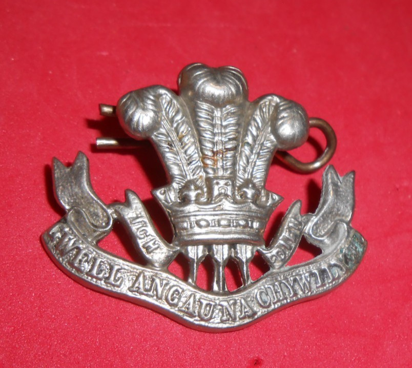 BE79 unknown British Army unit insignia, the motto is in the Welch language