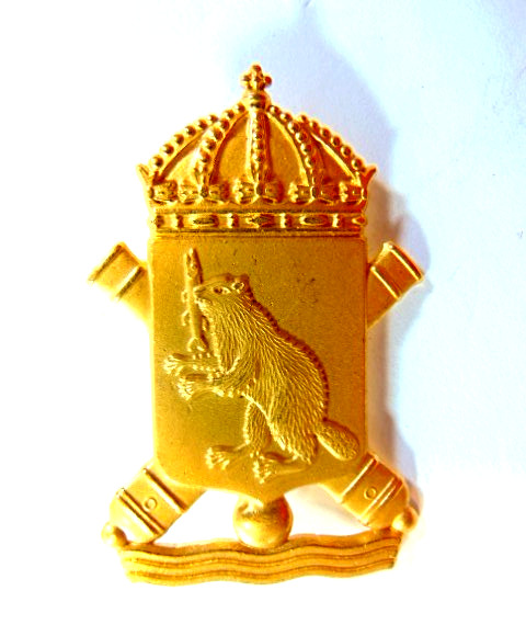gold colored Swedish Härnösand Coastal Artillery Regiment uniform insignia