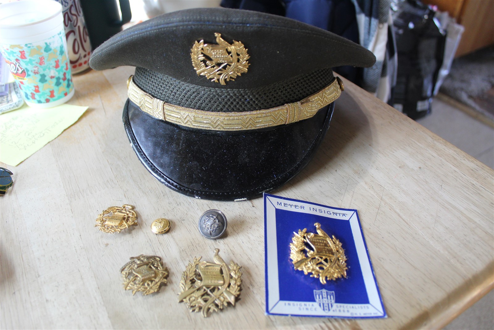 GUATEMALA MILITARY HAT / HAT BADGES / BUTTONS GROUP – NEAT 7 ITEMS