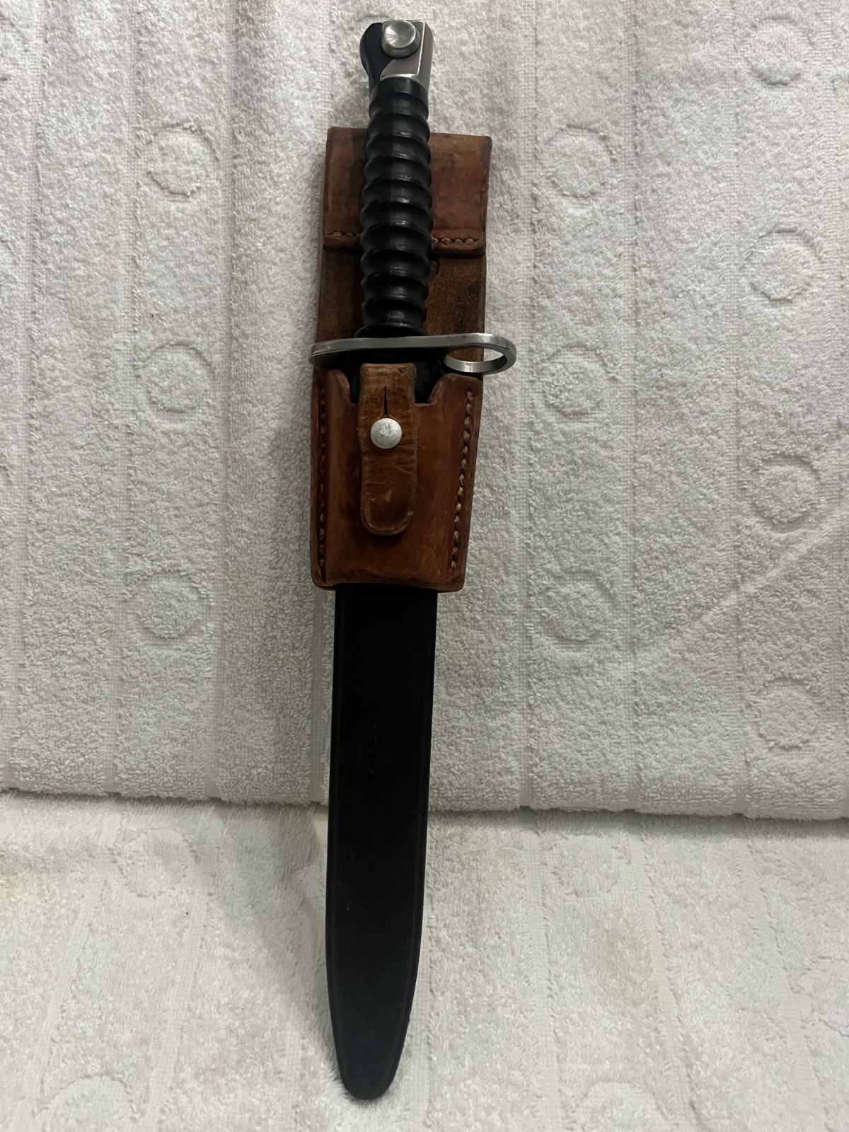 SWISS STGW 57 BAYONET F & W NEUHAUSEN ORG PLASTIC SCABBARD & LEATHER FROG
