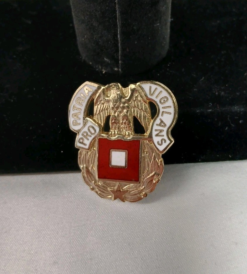 Pro Patria Vigilans Motto Pin – Eagle & Laurel Wreath – P‑24 USA