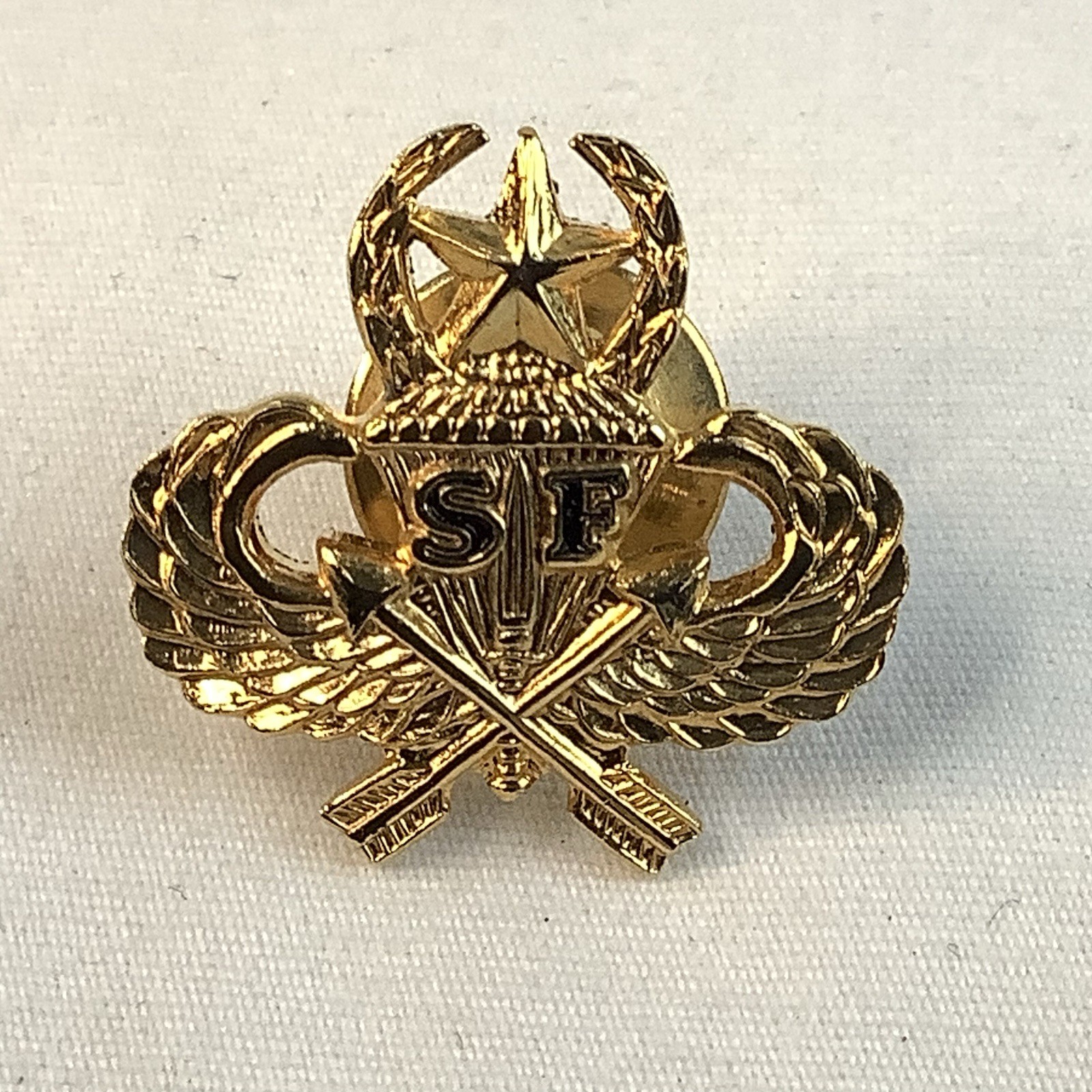 U.S. Army Special Forces Gold Tone Lapel/Hat/Tie Pin Airborne Unit Insignia