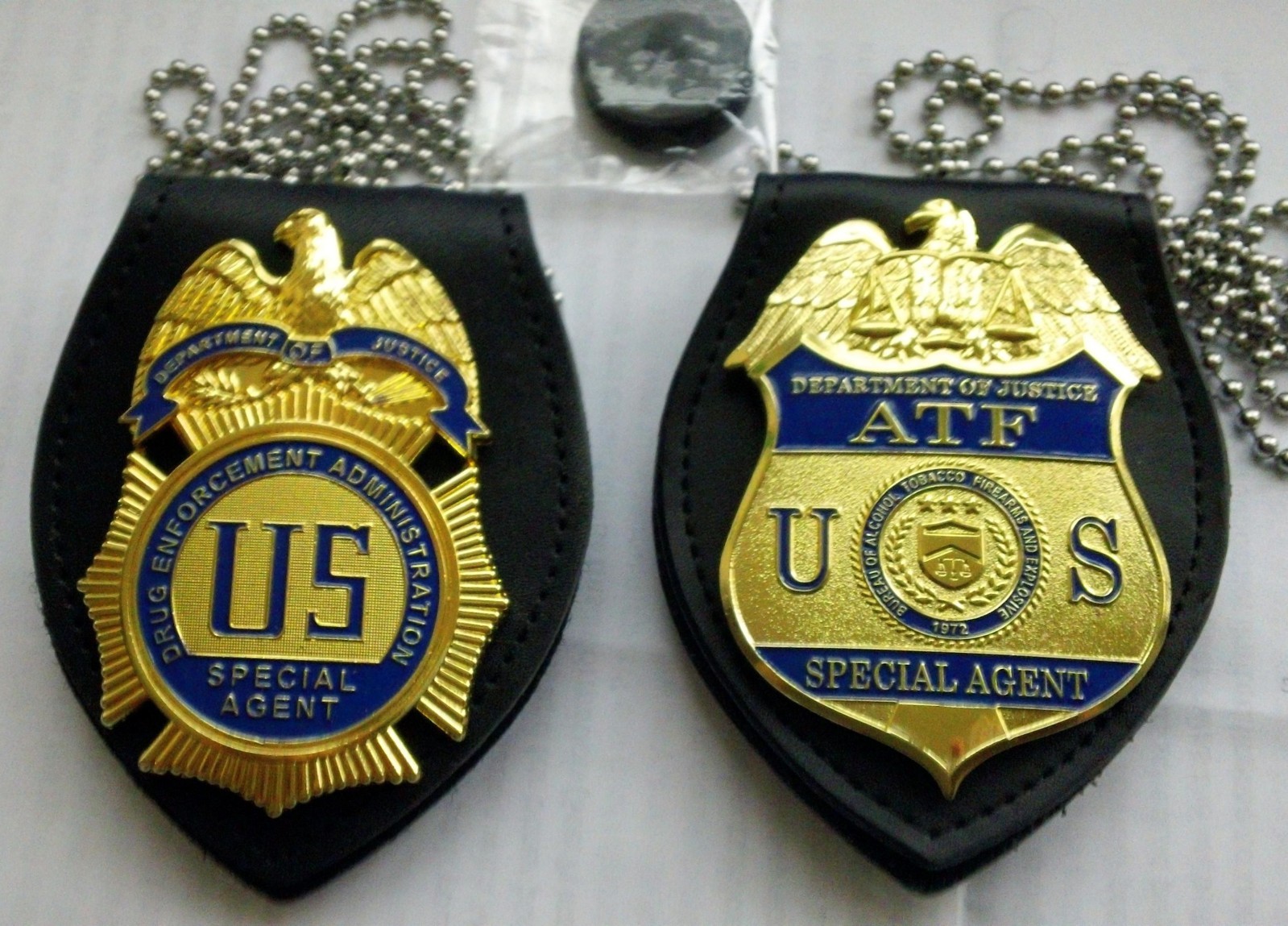 Police Badge Holder, Tear Drop, Clip, Chain, METAL EYELETS, PROP BADGE SEPARATE