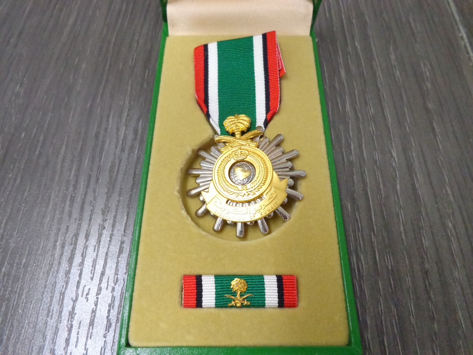 Saudi Kuwait Liberation Award Box Original Green Case box set MEDAL AND RIBBON