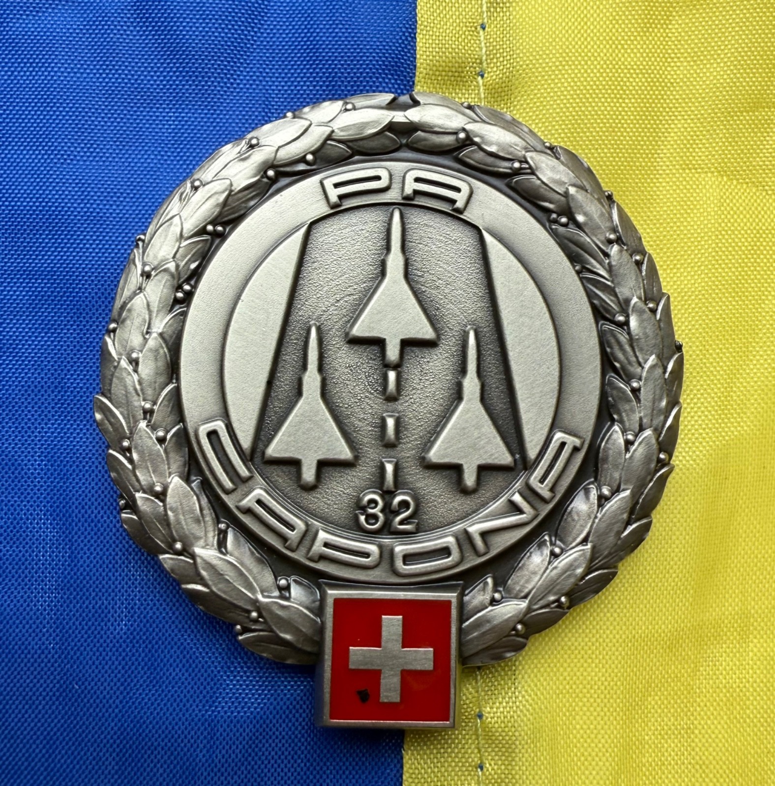 SWITZERLAND AIR FORCE 32RD AIRFIELD BRIGADE BERET BADGE SUISSE ARMY