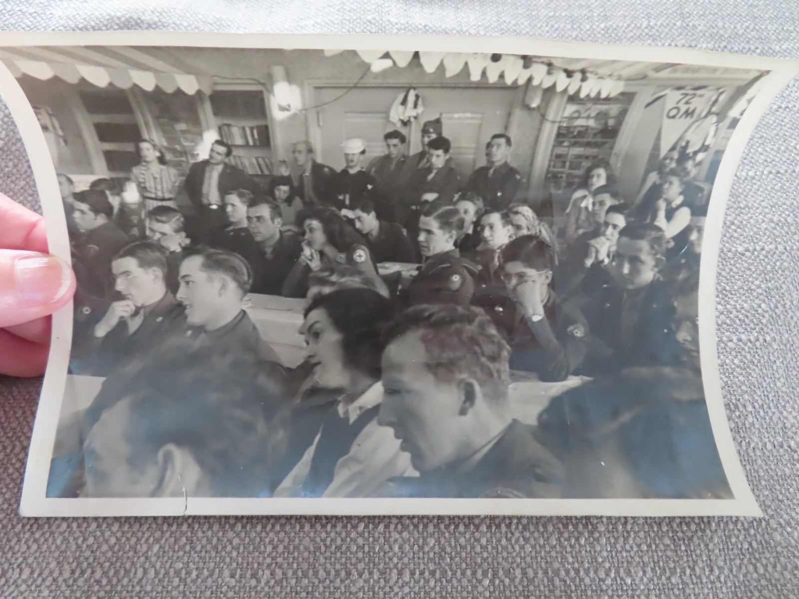 1946 Photo US ARMY Military Special Services Audience Bremen, Germany 5×7