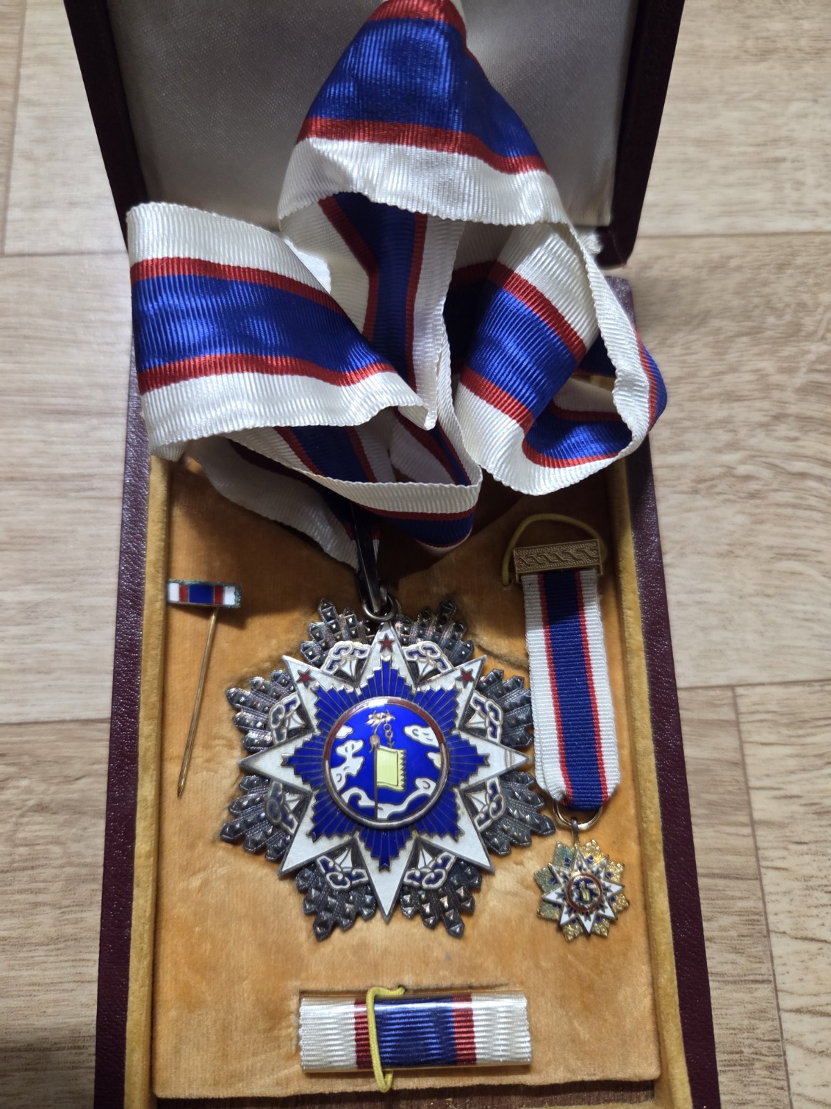 Vintage original order of china cloud banner military chinese medal merit set
