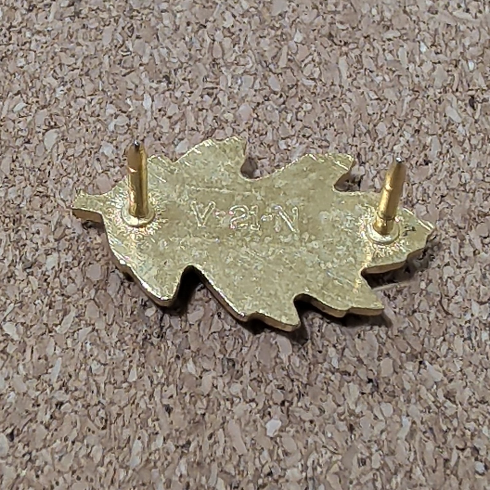 Vintage US Military Major Rank Pin Gold Oak Leaf Insignia Mark V-21-N Vanguard