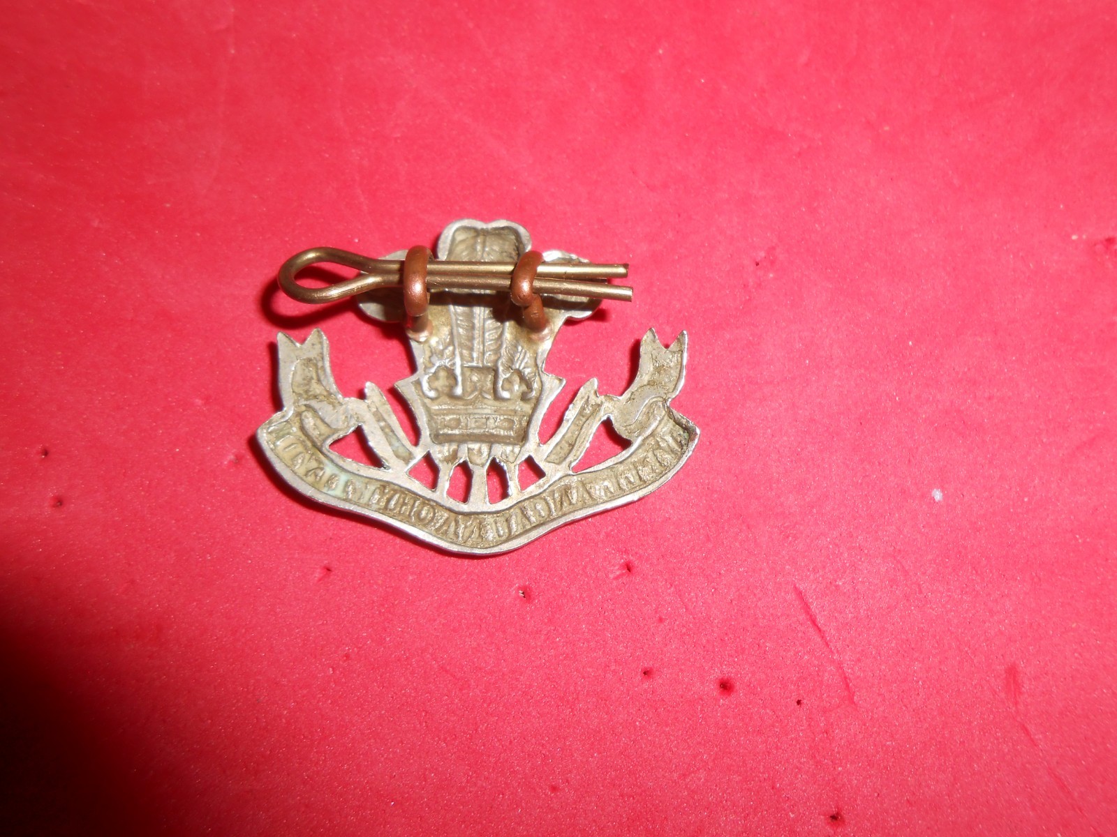 BE79 unknown British Army unit insignia, the motto is in the Welch language