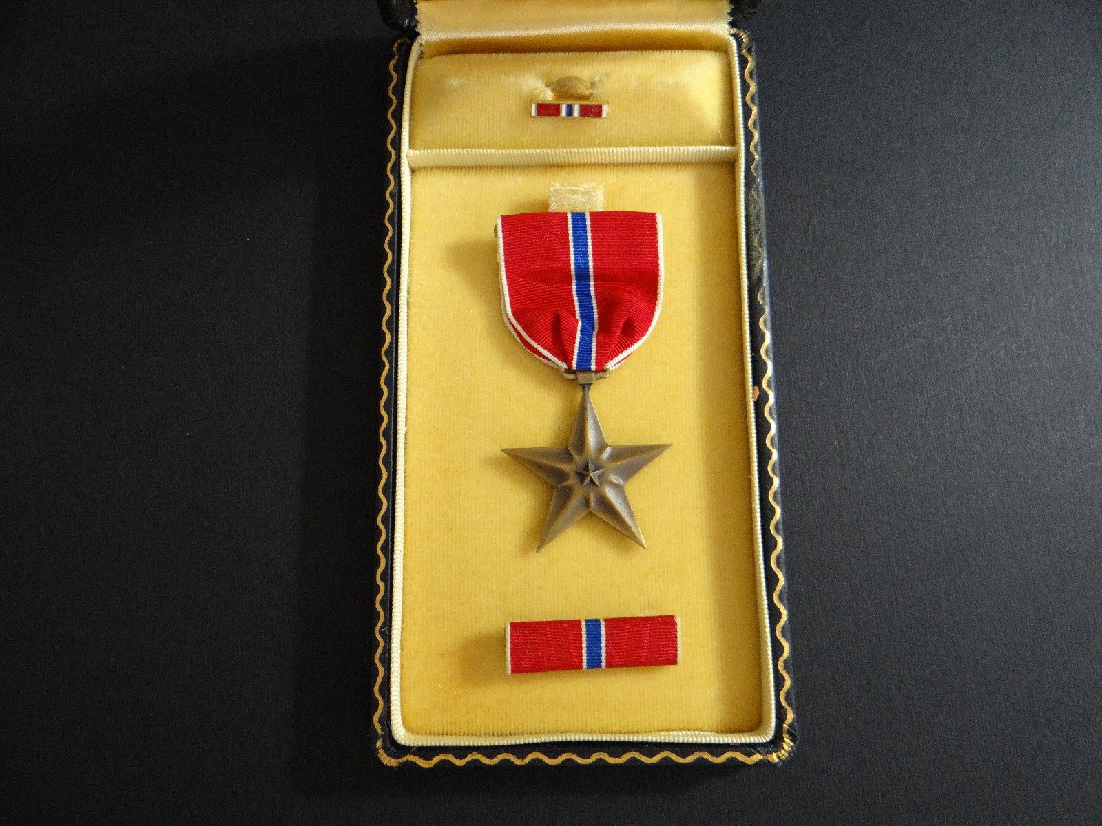 Original WWII Bronze Star Medal & Ribbons, Complete Set In Presentation Case
